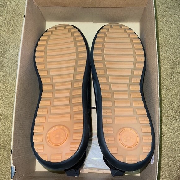 Under Armour shoes - Picture 6 of 11